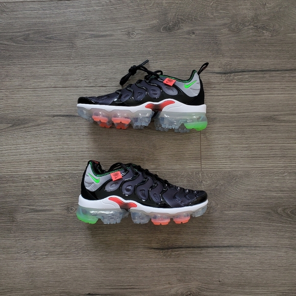 nike air vapormax plus worldwide black